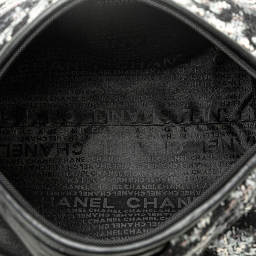 CHANEL Black Leather Shoulder Bag - Picture 4 of 8